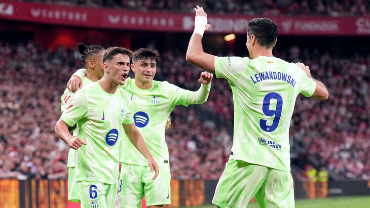 Игроки Барселоны празднуют гол