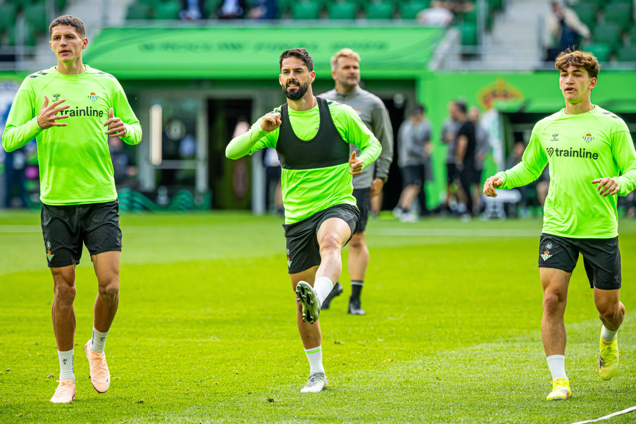 Футболисты Бетиса на предматчевой разминке