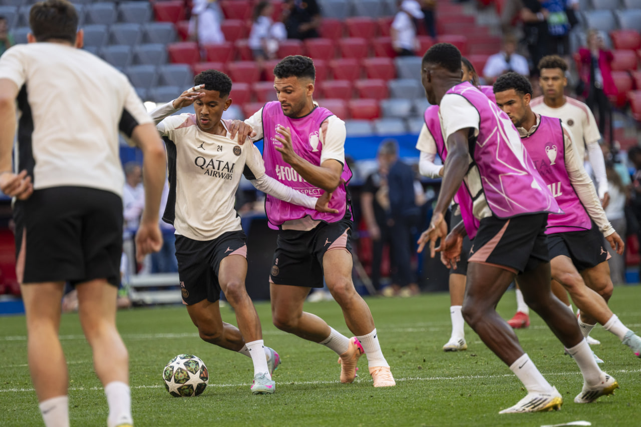 Футболисты ПСЖ на предматчевой разминке