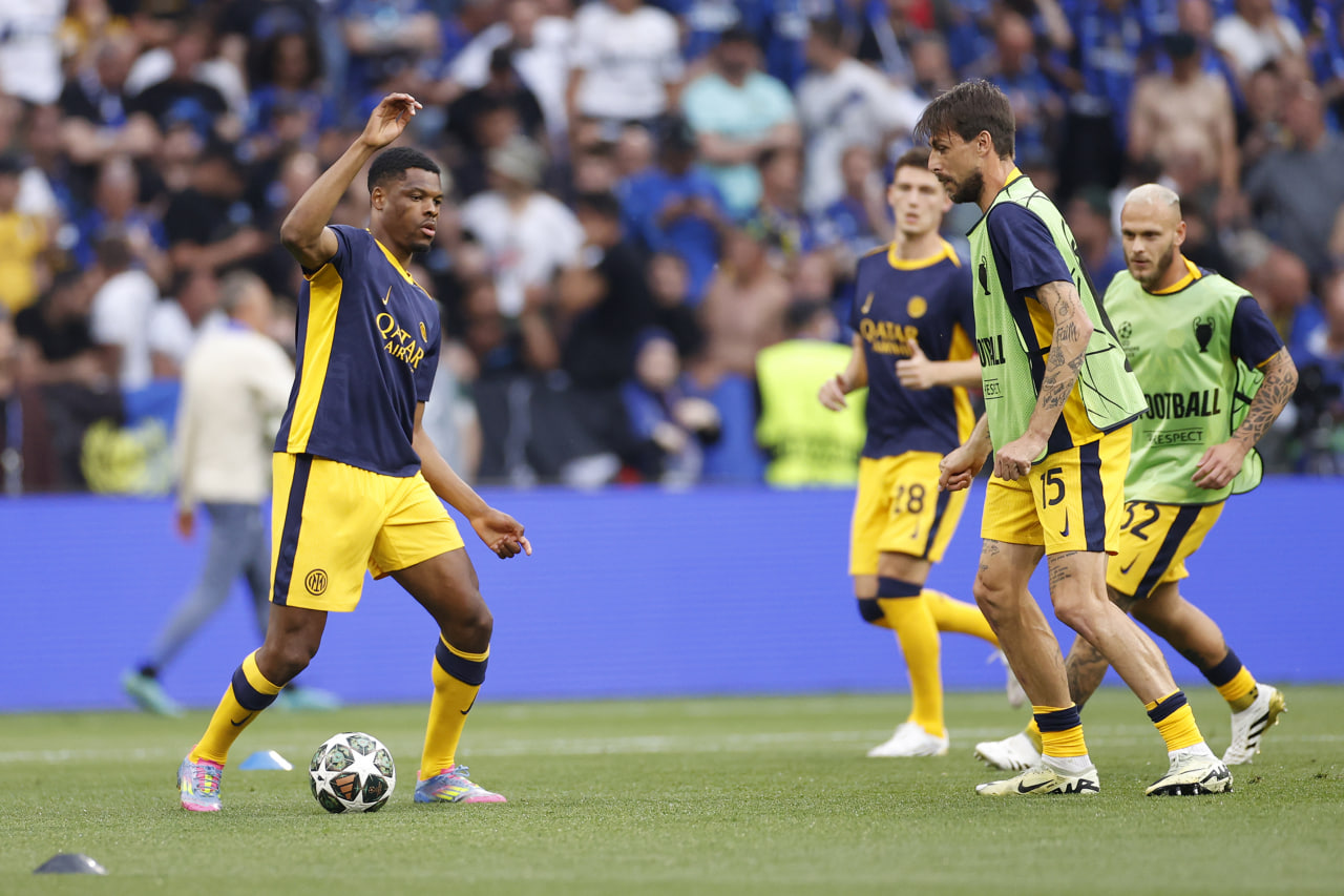 Футболисты Интера на предматчевой разминке