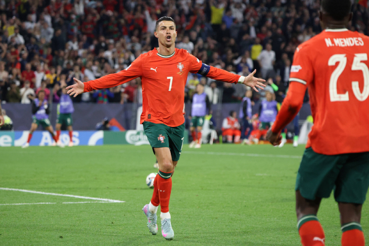 Роналду празднует гол