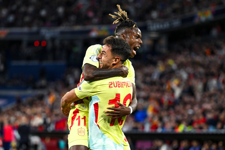 Субименди и Уильямс празднуют гол