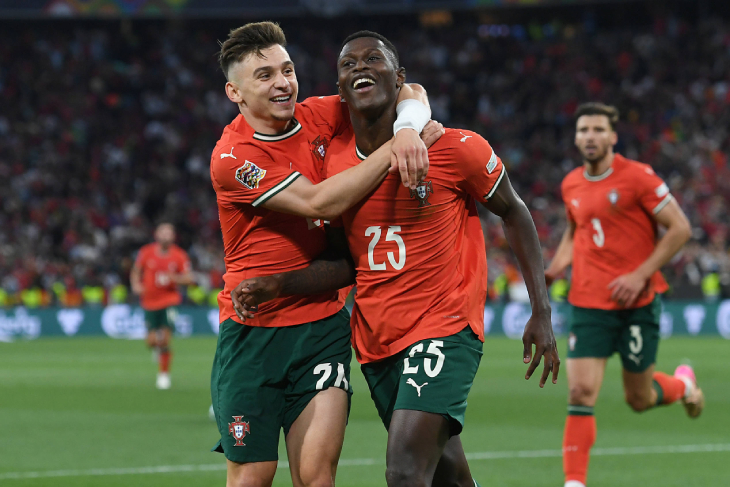 Нуну Мендеш празднует гол