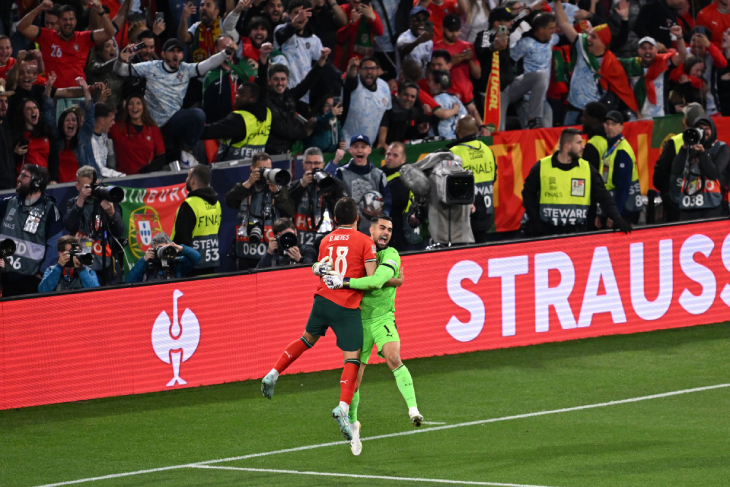 Невеш и Кошта после финального удара