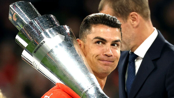 Криштиану Роналду с трофеем Лиги Наций