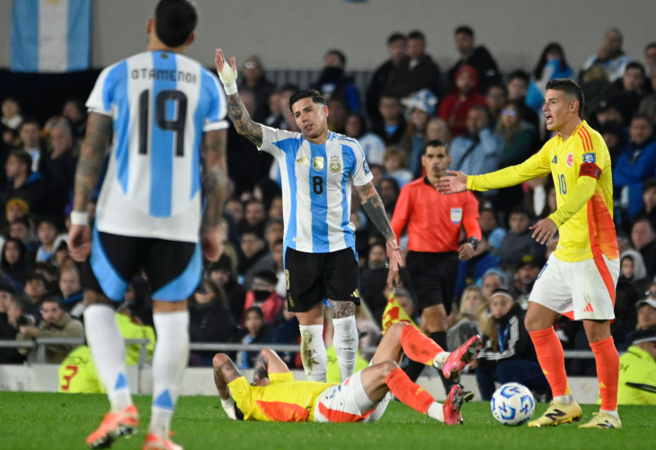 Арбитр готовится показать красную Фернандесу