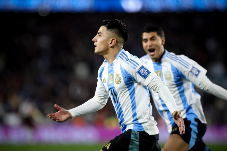 Альмада празднует гол