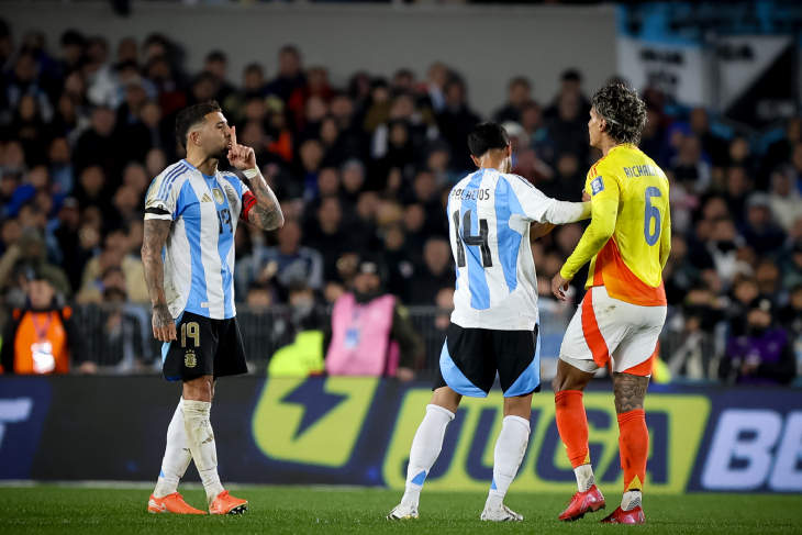 Стычка футболистов в матче Аргентина — Колумбия