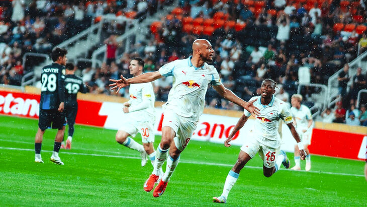 Карим Онисиво празднует гол