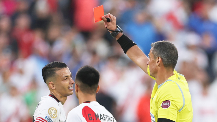 Красная Кевину Кастаньо