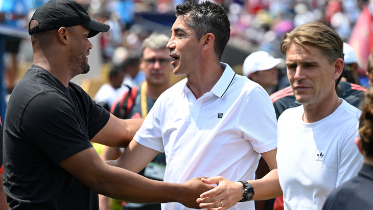 Бруну Лажи (в центре)