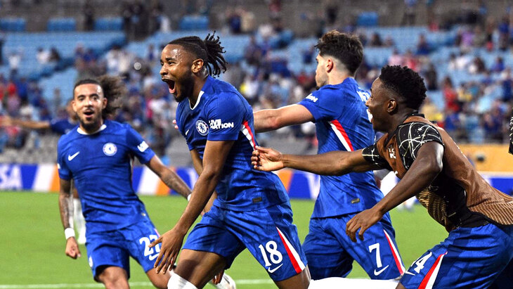 Кристофер Нкунку празднует гол