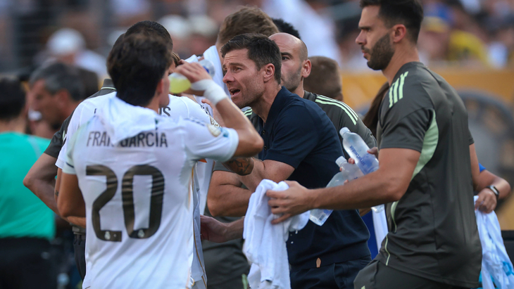 Хаби Алонсо (в центре)