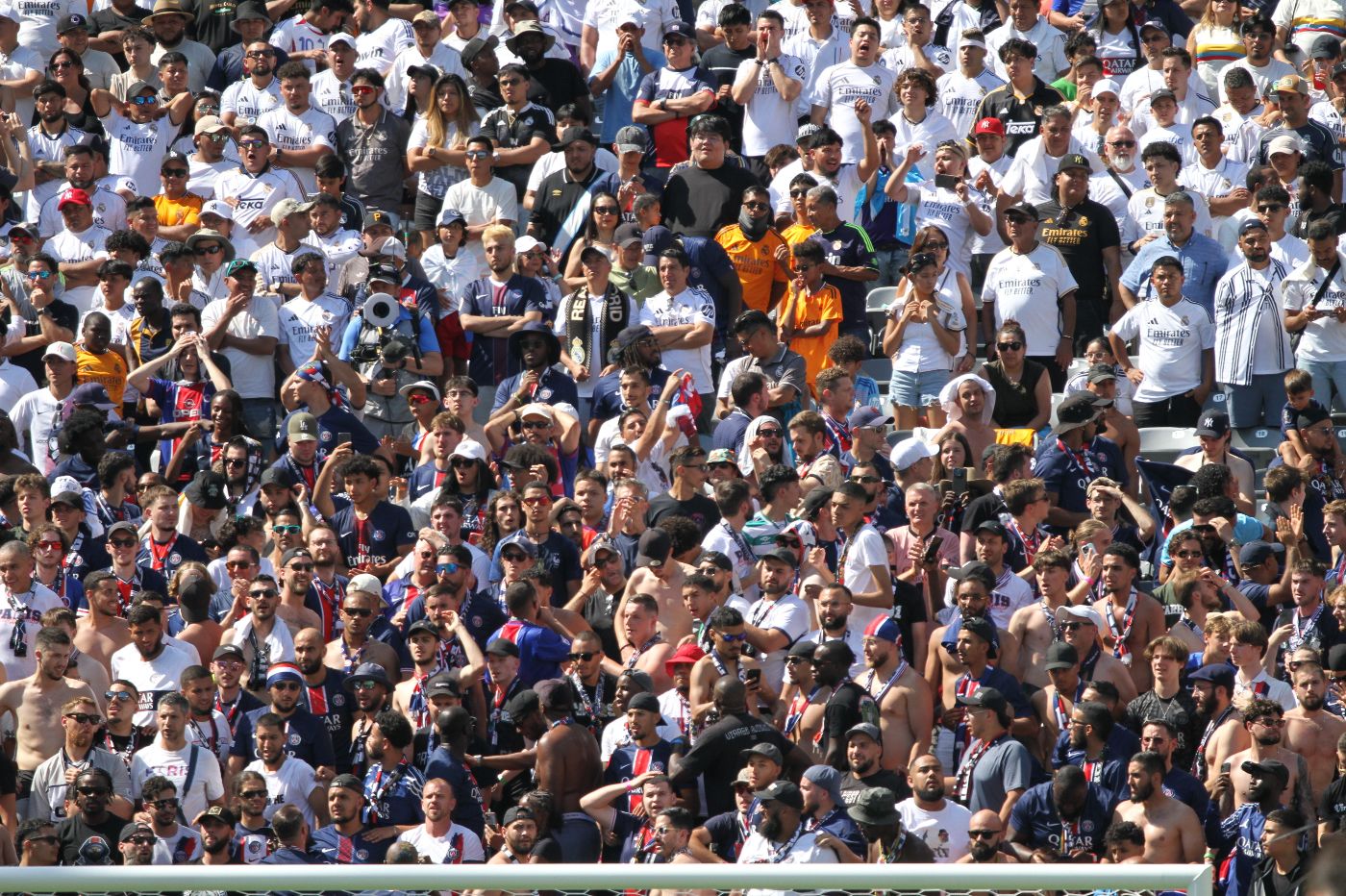 Болельщики во время матча «Пари Сен-Жермен» — «Реал»