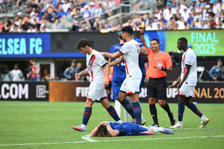 Красная карточка Невешу