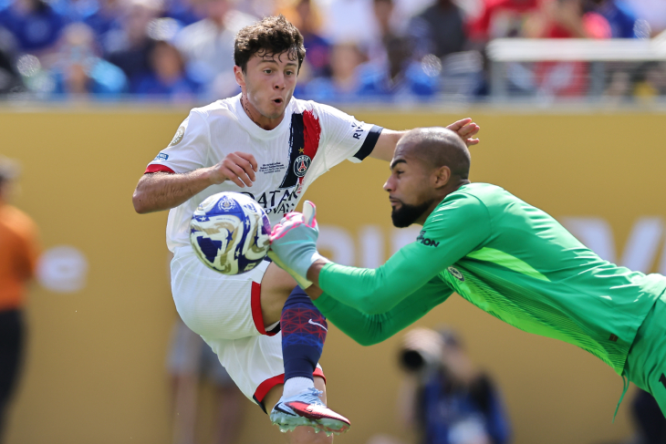 Санчес играет на выходе