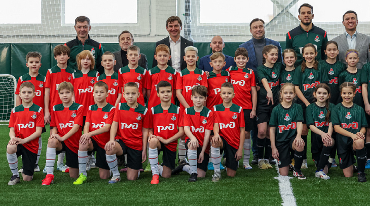 Д. Билялетдинов с тренерами и воспитанниками Академии