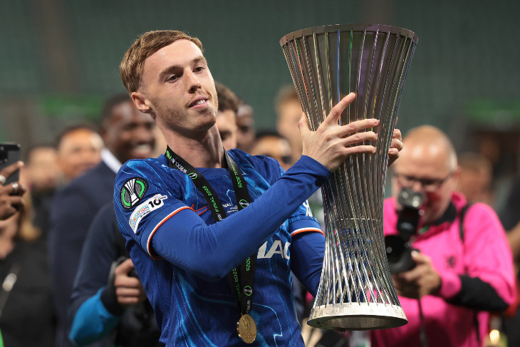 Коул Палмер с кубком Лиги конференций