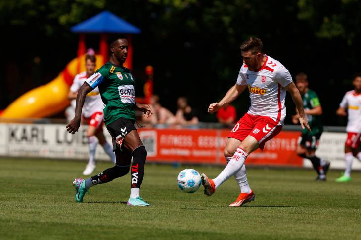 Вильфред Еза (слева)