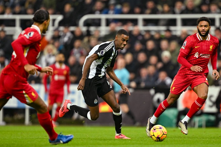 Александер Исак