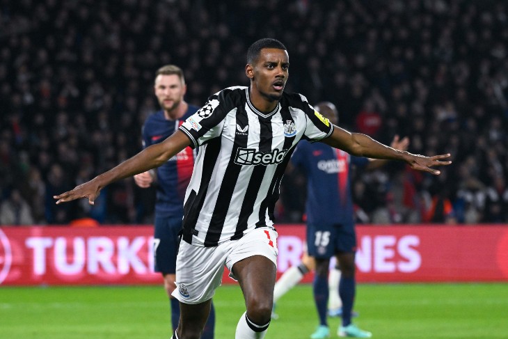 Александер Исак