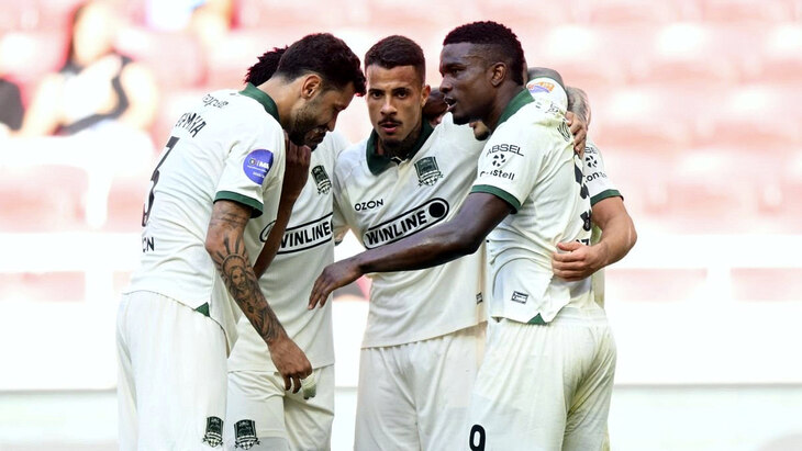 Игроки Краснодара празднуют гол