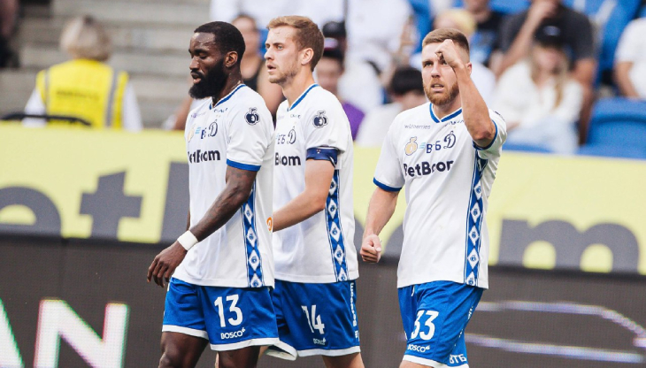 Иван Сергеев празднует гол