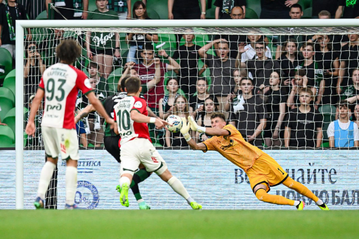 Агкацев отбивает удар