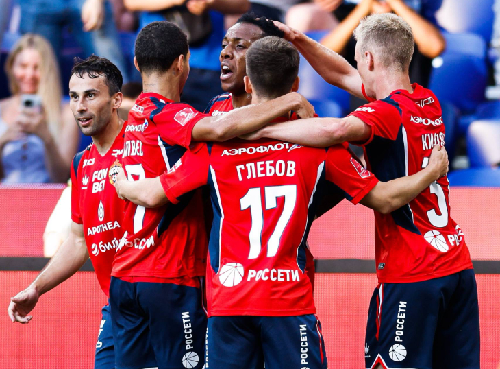 Игроки ЦСКА празднуют гол