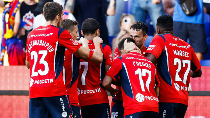 Игроки ЦСКА празднуют гол