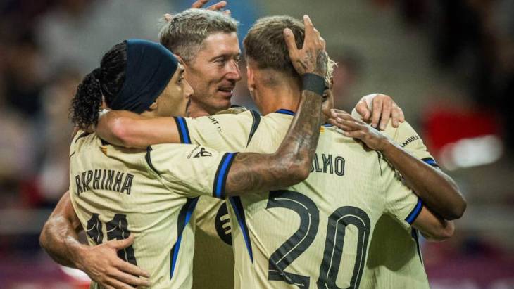 Игроки Барселоны празднуют гол Левандовского