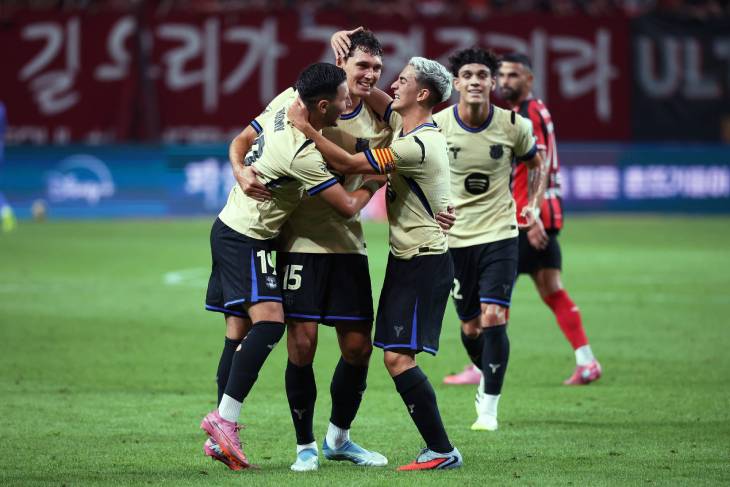 Игроки Барселоны празднуют гол