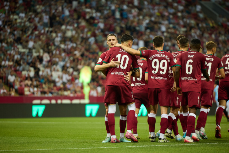 Игроки Рубина празднуют гол