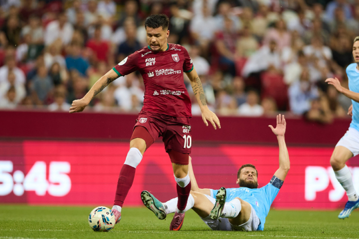 Даку с мячом