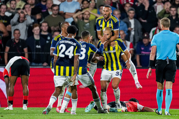 Игроки Фенербахче празднуют гол