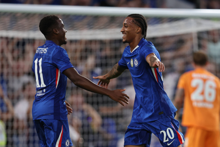 Жоао Педро празднует гол