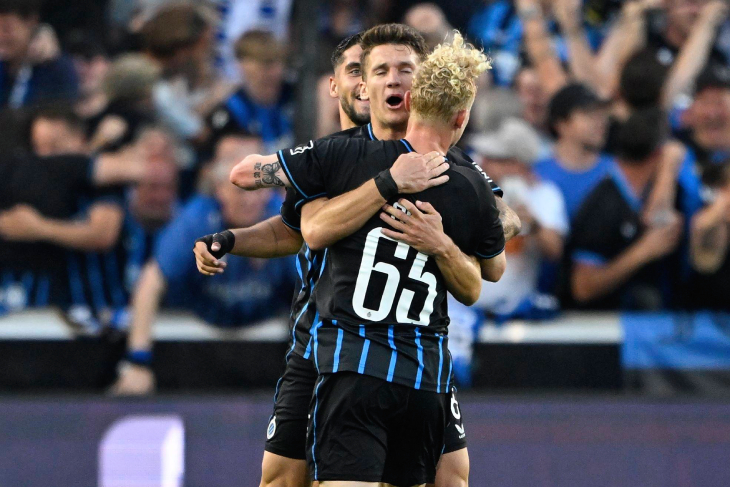 Сейс празднует гол