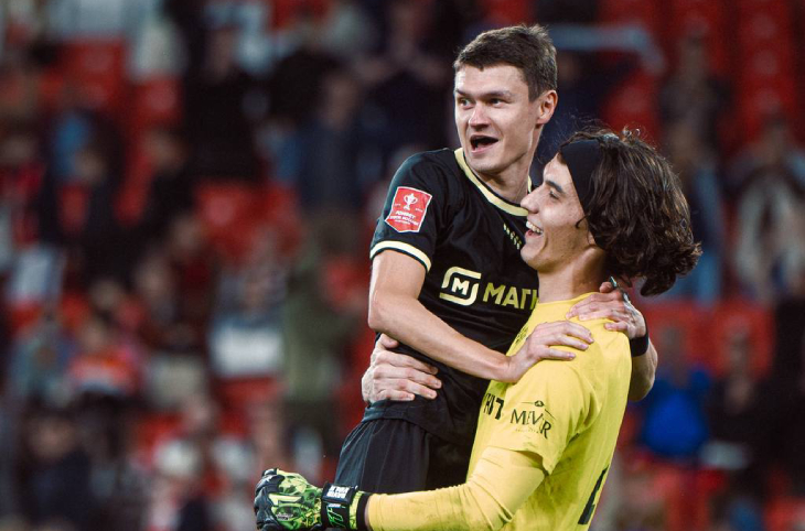 Игроки Динамо Мх празднуют победу