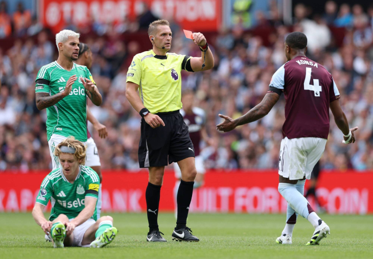 Поусон показывает красную карточку