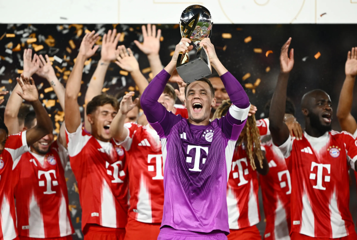 Мануэль Нойер с трофеем