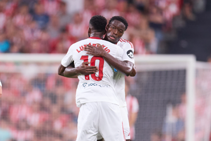 Игроки Севильи празднуют первый гол