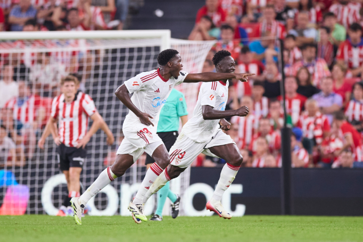 Люсьен Агуме празднует гол