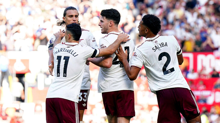 Игроки Арсенала празднуют гол