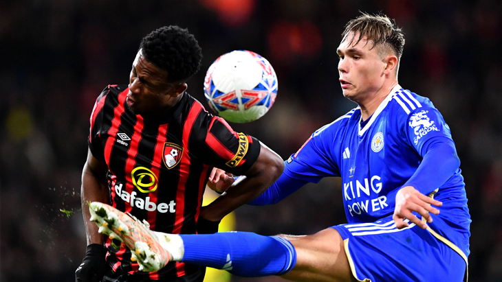 Каллум Дойл справа в игре за «Лестер»