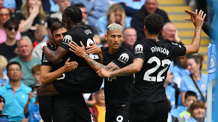 Игроки Тоттенхэма празднуют гол