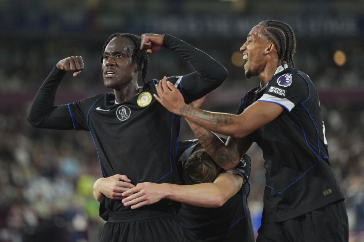 Чалоба празднует гол