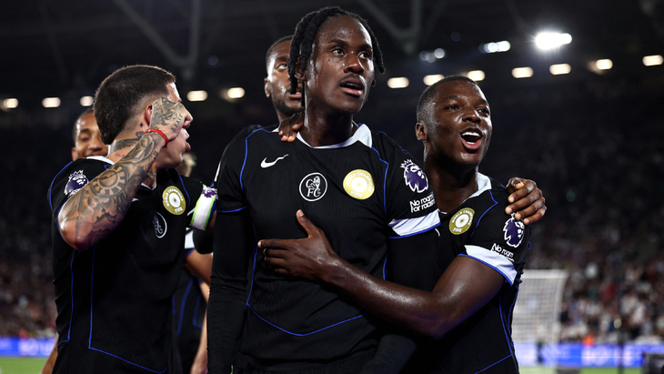 Игроки Челси празднуют гол