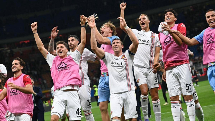 Футболисты Кремонезе празднуют победу