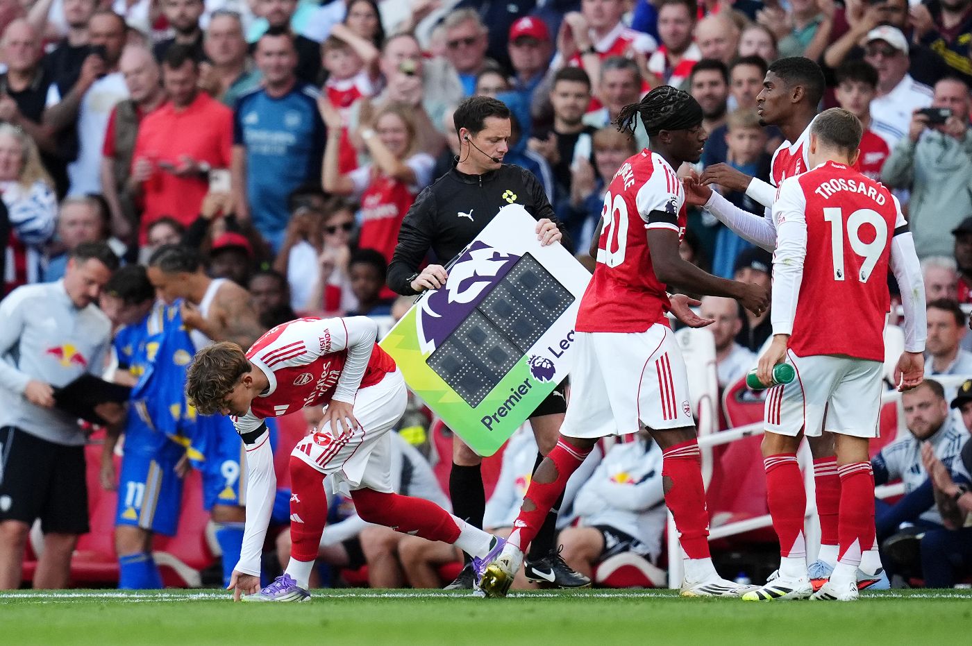 Макс Дауман выходит на поле в матче АПЛ против «Лидса»