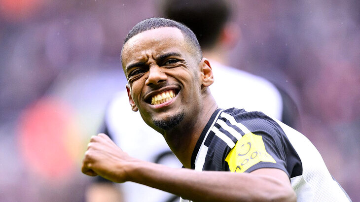 Александер Исак